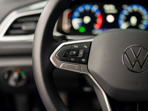 Volkswagen T-Roc 1.5 TSI Life Edition | IQ Light | Navi | Stoelverw. | Trekhaak afnb. | Prijs Rijklaar!! ActivLease financial lease