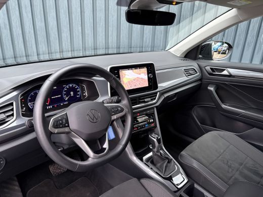 Volkswagen T-Roc 1.5 TSI Life Edition | IQ Light | Navi | Stoelverw. | Trekhaak afnb. | Prijs Rijklaar!! ActivLease financial lease