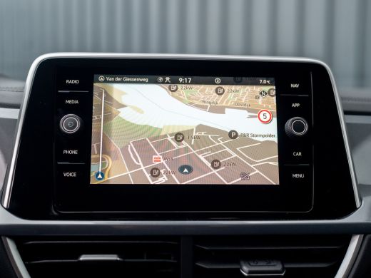 Volkswagen T-Roc 1.5 TSI Life Edition | IQ Light | Navi | Stoelverw. | Trekhaak afnb. | Prijs Rijklaar!! ActivLease financial lease