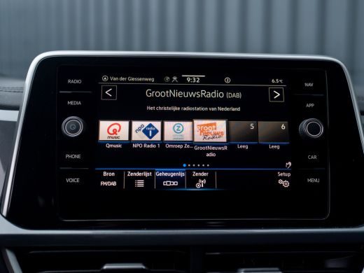 Volkswagen T-Roc 1.5 TSI Life Edition | IQ Light | Trekhaak afnb. | Navi | Stoelverw. | Prijs Rijklaar!! ActivLease financial lease