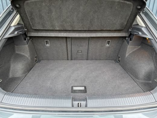 Volkswagen T-Roc 1.5 TSI Life Edition | IQ Light | Trekhaak afnb. | Navi | Stoelverw. | Prijs Rijklaar!! ActivLease financial lease