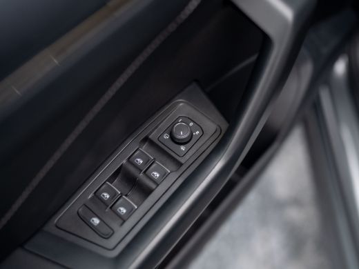 Volkswagen T-Roc 1.5 TSI Life Edition | IQ Light | Trekhaak afnb. | Navi | Stoelverw. | Prijs Rijklaar!! ActivLease financial lease