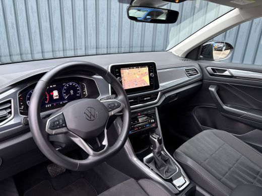 Volkswagen T-Roc 1.5 TSI Life Edition | IQ Light | Trekhaak afnb. | Navi | Stoelverw. | Prijs Rijklaar!! ActivLease financial lease