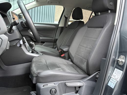 Volkswagen T-Roc 1.5 TSI Life Edition | IQ Light | Trekhaak afnb. | Navi | Stoelverw. | Prijs Rijklaar!! ActivLease financial lease