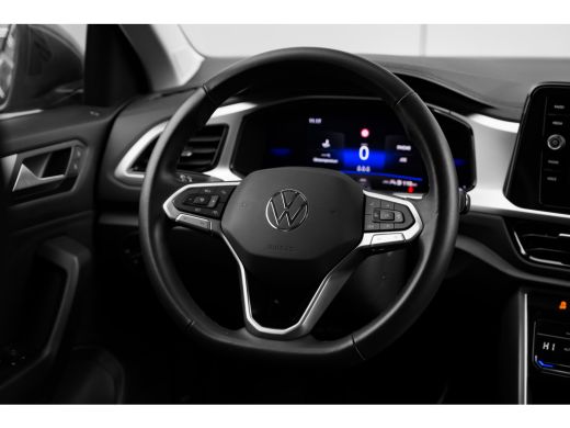 Volkswagen T-Roc Life Edition Inclusief &euro;2000,- inruilvoordeel | 'App-Connect' draadloze smartphone integratie | B... ActivLease financial lease