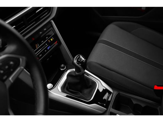 Volkswagen T-Roc Life Edition Inclusief &euro;2000,- inruilvoordeel | 'App-Connect' draadloze smartphone integratie | B... ActivLease financial lease