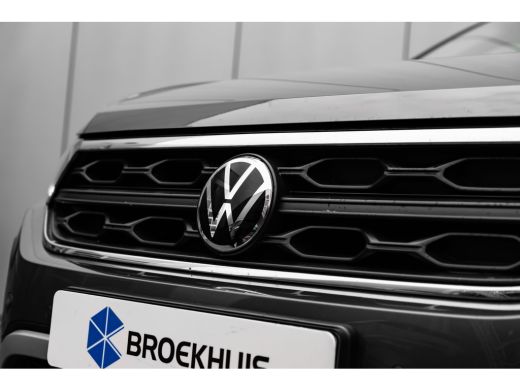 Volkswagen T-Roc Life Edition Inclusief &euro;2000,- inruilvoordeel | 'App-Connect' draadloze smartphone integratie | B... ActivLease financial lease