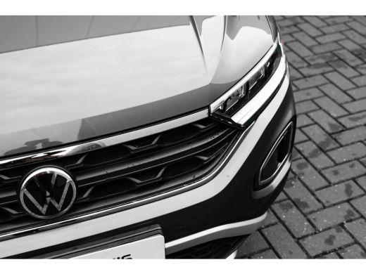 Volkswagen T-Roc Life Edition Inclusief &euro;2000,- inruilvoordeel | 'App-Connect' draadloze smartphone integratie | B... ActivLease financial lease