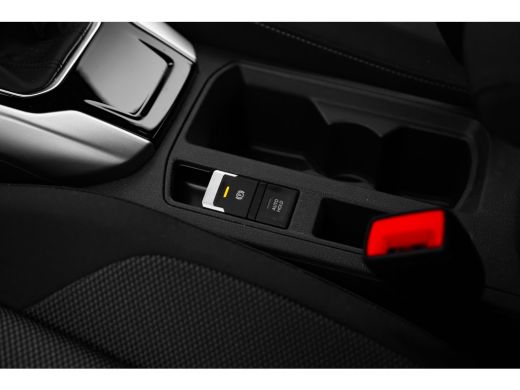 Volkswagen T-Roc Life Edition Inclusief &euro;2000,- inruilvoordeel | 'App-Connect' draadloze smartphone integratie | B... ActivLease financial lease