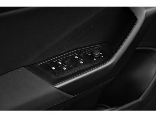 Volkswagen T-Roc Life Edition Inclusief &euro;2000,- inruilvoordeel | 'App-Connect' draadloze smartphone integratie | B... ActivLease financial lease