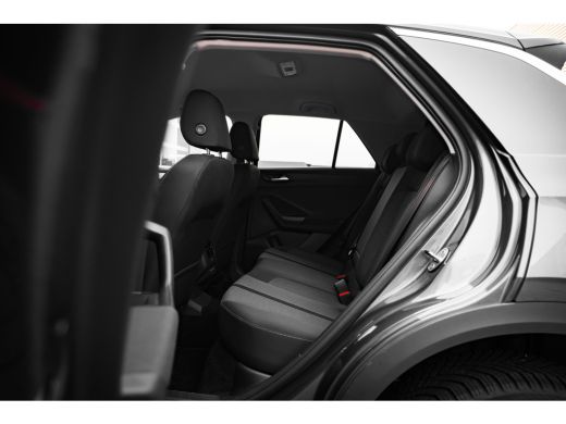 Volkswagen T-Roc Life Edition Inclusief &euro;2000,- inruilvoordeel | 'App-Connect' draadloze smartphone integratie | B... ActivLease financial lease