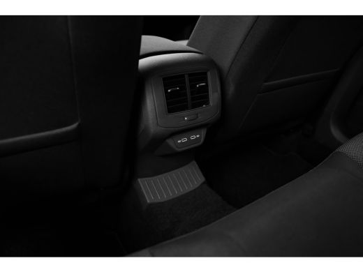 Volkswagen T-Roc Life Edition Inclusief &euro;2000,- inruilvoordeel | 'App-Connect' draadloze smartphone integratie | B... ActivLease financial lease