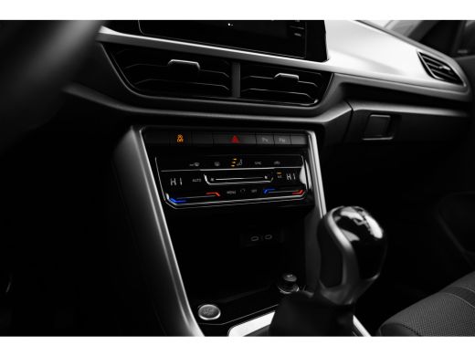 Volkswagen T-Roc Life Edition Inclusief &euro;2000,- inruilvoordeel | 'App-Connect' draadloze smartphone integratie | B... ActivLease financial lease