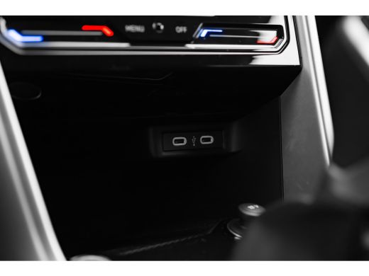 Volkswagen T-Roc Life Edition Inclusief &euro;2000,- inruilvoordeel | 'App-Connect' draadloze smartphone integratie | B... ActivLease financial lease