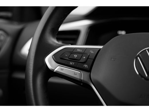 Volkswagen T-Roc Life Edition Inclusief &euro;2000,- inruilvoordeel | 'App-Connect' draadloze smartphone integratie | B... ActivLease financial lease