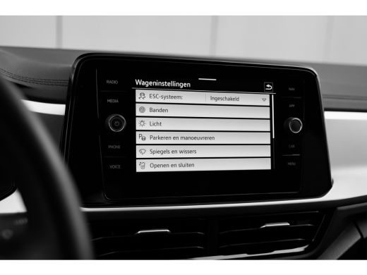 Volkswagen T-Roc Life Edition Inclusief &euro;2000,- inruilvoordeel | 'App-Connect' draadloze smartphone integratie | B... ActivLease financial lease