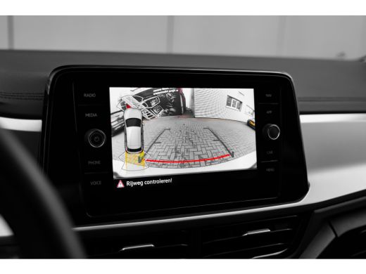 Volkswagen T-Roc Life Edition Inclusief &euro;2000,- inruilvoordeel | 'App-Connect' draadloze smartphone integratie | B... ActivLease financial lease