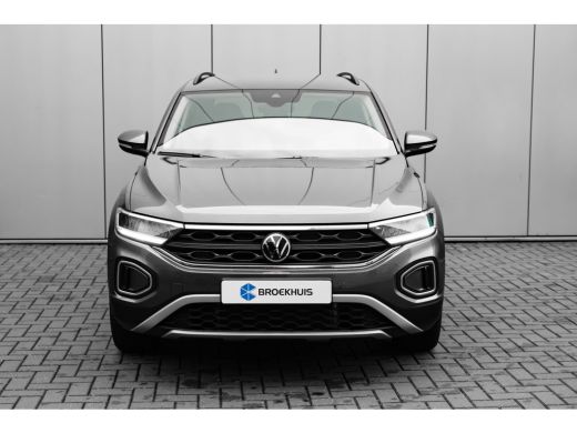Volkswagen T-Roc Life Edition Inclusief &euro;2000,- inruilvoordeel | 'App-Connect' draadloze smartphone integratie | B... ActivLease financial lease
