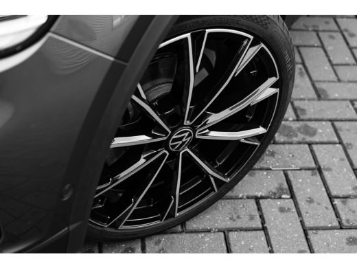 Volkswagen T-Roc Life Edition Inclusief &euro;2000,- inruilvoordeel | 'App-Connect' draadloze smartphone integratie | B... ActivLease financial lease