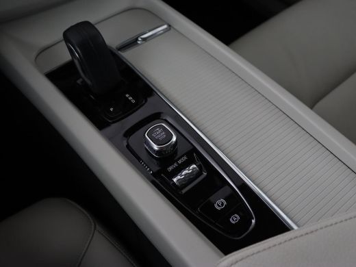 Volvo  XC60 2.0 Recharge T6 AWD Business Pro | Panoramadak | Leder | Camera | Carplay | Navigatie | Full LED ... ActivLease financial lease