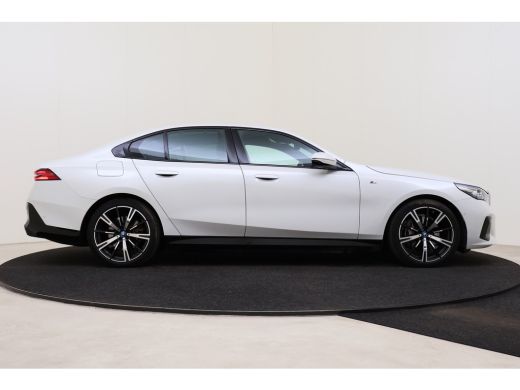 BMW i5 eDrive40 M Sport / Stoelventilatie / Bowers & Wilkins / M Sportonderstel / Comfort Access / Adapt... ActivLease financial lease