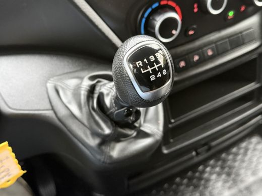 Iveco Daily 35S16 157 PK / L2H2 / AIRCO / CRUISE / 3-ZITS / 3.5 TON TREKKEN / CAMERA ActivLease financial lease