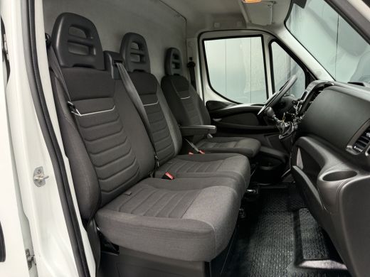 Iveco Daily 35S16 157 PK / L2H2 / AIRCO / CRUISE / 3-ZITS / 3.5 TON TREKKEN / CAMERA ActivLease financial lease