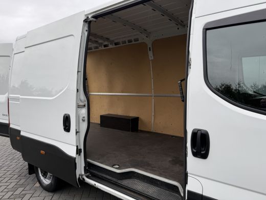 Iveco Daily 35S16 157 PK / L2H2 / AIRCO / CRUISE / 3-ZITS / 3.5 TON TREKKEN / CAMERA ActivLease financial lease