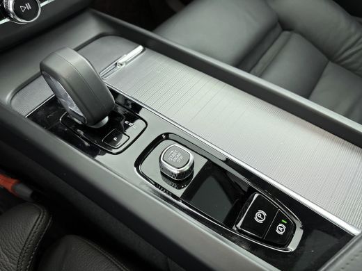 Volvo  XC60 T6 Plug-in hybrid Ultra Dark Long Range | Trekhaak | PDC + 360 Camera | BLIS | Elektrische achter... ActivLease financial lease