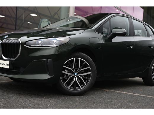BMW 2 Serie 225e xDrive Automaat / Sportstoelen / Trekhaak / Achteruitrijcamera / Comfort Access / Adaptieve ... ActivLease financial lease