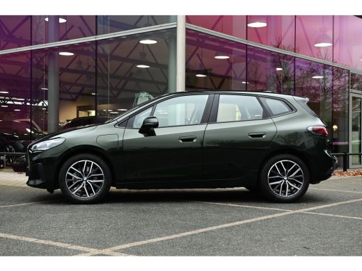 BMW 2 Serie 225e xDrive Automaat / Sportstoelen / Trekhaak / Achteruitrijcamera / Comfort Access / Adaptieve ... ActivLease financial lease