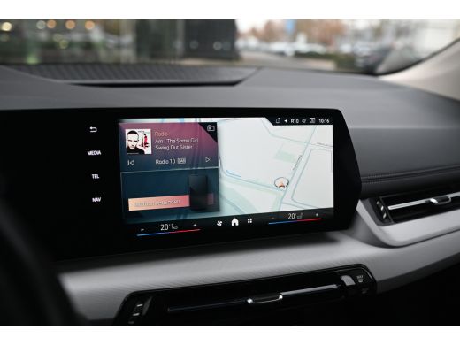 BMW 2 Serie 225e xDrive Automaat / Sportstoelen / Trekhaak / Achteruitrijcamera / Comfort Access / Adaptieve ... ActivLease financial lease