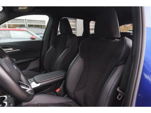 BMW iX1 eDrive20 M Sport / Sportstoelen / Achteruitrijcamera / M Adaptief onderstel / Comfort Access / Ad... ActivLease financial lease