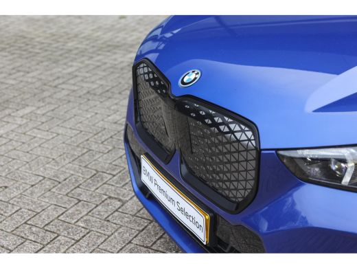 BMW iX1 eDrive20 M Sport / Sportstoelen / Achteruitrijcamera / M Adaptief onderstel / Comfort Access / Ad... ActivLease financial lease