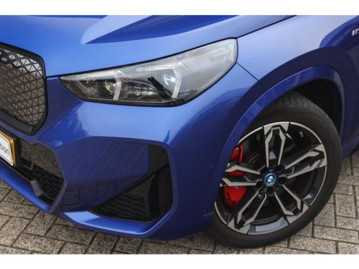 BMW iX1 eDrive20 M Sport / Sportstoelen / Achteruitrijcamera / M Adaptief onderstel / Comfort Access / Ad... ActivLease financial lease