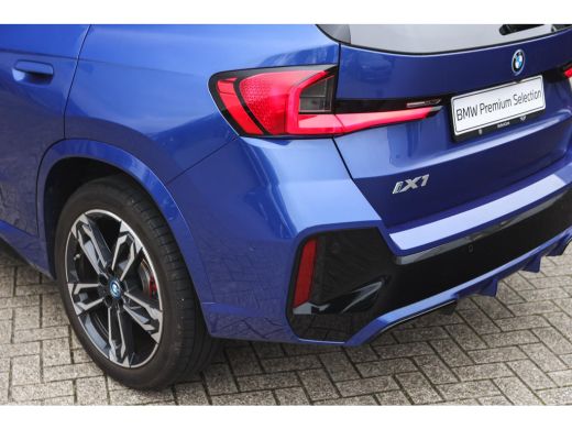 BMW iX1 eDrive20 M Sport / Sportstoelen / Achteruitrijcamera / M Adaptief onderstel / Comfort Access / Ad... ActivLease financial lease