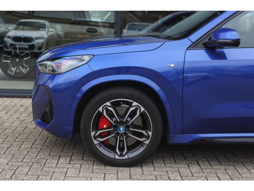 BMW iX1 eDrive20 M Sport / Sportstoelen / Achteruitrijcamera / M Adaptief onderstel / Comfort Access / Ad... ActivLease financial lease