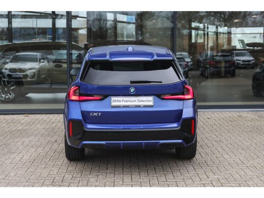 BMW iX1 eDrive20 M Sport / Sportstoelen / Achteruitrijcamera / M Adaptief onderstel / Comfort Access / Ad... ActivLease financial lease