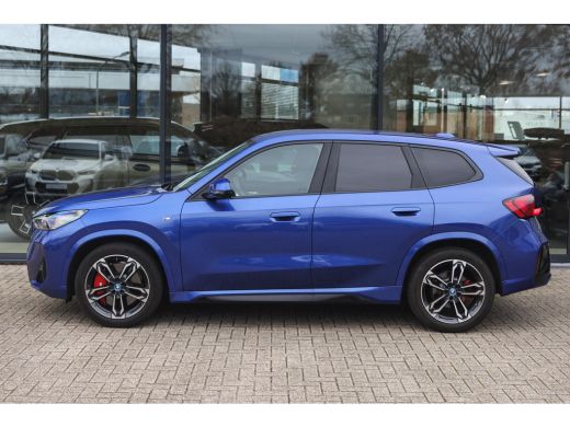 BMW iX1 eDrive20 M Sport / Sportstoelen / Achteruitrijcamera / M Adaptief onderstel / Comfort Access / Ad... ActivLease financial lease