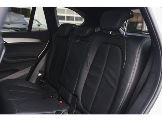BMW X1 sDrive20i High Executive xLine Automaat / Panoramadak / Trekhaak / Sportstoelen / Achteruitrijcam... ActivLease financial lease