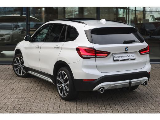 BMW X1 sDrive20i High Executive xLine Automaat / Panoramadak / Trekhaak / Sportstoelen / Achteruitrijcam... ActivLease financial lease