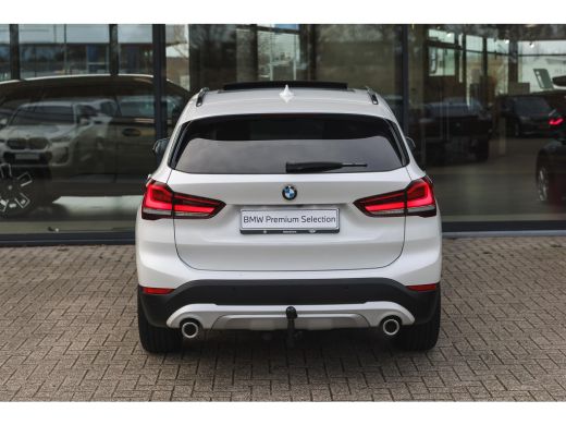 BMW X1 sDrive20i High Executive xLine Automaat / Panoramadak / Trekhaak / Sportstoelen / Achteruitrijcam... ActivLease financial lease