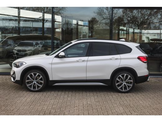 BMW X1 sDrive20i High Executive xLine Automaat / Panoramadak / Trekhaak / Sportstoelen / Achteruitrijcam... ActivLease financial lease