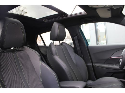 Peugeot 2008 1.2 Hybrid 136 GT | Automaat | Navigatie | Camera | Panorama/schuifdak | Mild Hybrid | Nieuw model | ActivLease financial lease