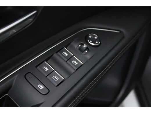 Peugeot 3008 1.2 PureTech GT | Navigatie | Camera | Focal | Black Pack | Parelmoer | Trekhaak | Elektrische ac... ActivLease financial lease
