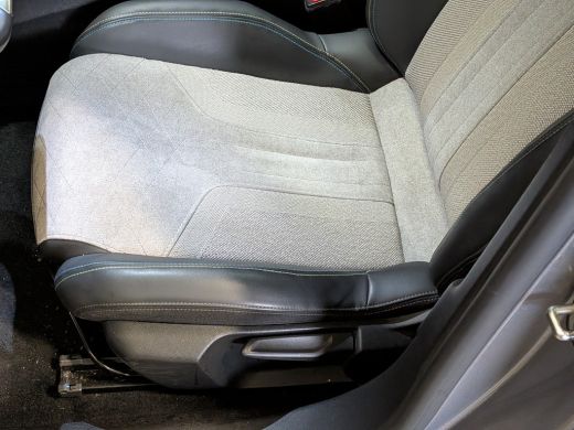 Peugeot e-2008 EV GT 50 kWh 3 Fase | Schuif-/Kanteldak | Stoelverwarming | Alcantara | Achteruitrijcamera | Voor... ActivLease financial lease