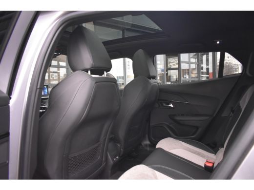 Peugeot e-2008 EV GT 50 kWh 3 Fase | Schuif-/Kanteldak | Stoelverwarming | Alcantara | Achteruitrijcamera | Voor... ActivLease financial lease