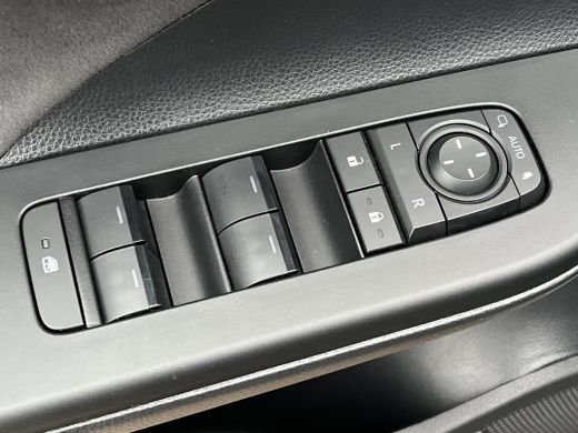 Toyota C-HR 2.0 Hybrid 200 Executive | Stoel- + stuurverwarming | Navigatie | Electrische achterklep | Dode h... ActivLease financial lease