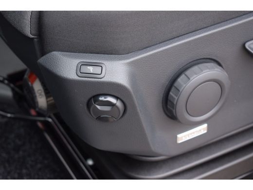 Volkswagen Crafter 2.0 TDI L3H3 Highline MY25 AUTOMAAT LED TREKHAAK GEVEERDE STOEL ActivLease financial lease