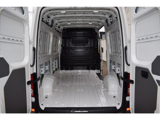 Volkswagen Crafter 2.0 TDI L3H3 Highline MY25 AUTOMAAT LED TREKHAAK GEVEERDE STOEL ActivLease financial lease